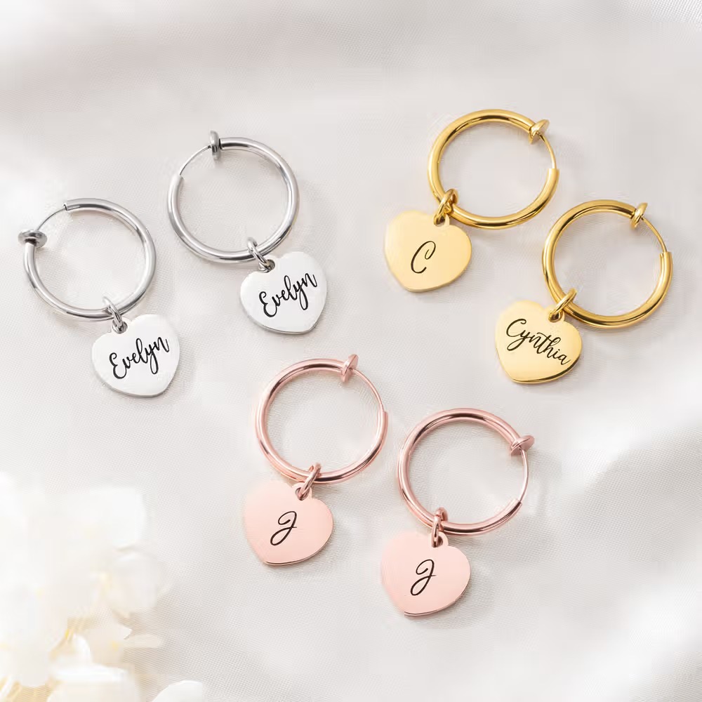 Boucles d’oreilles personnalisées avec prénom et initiale : un duo délicat qui vous ressemble