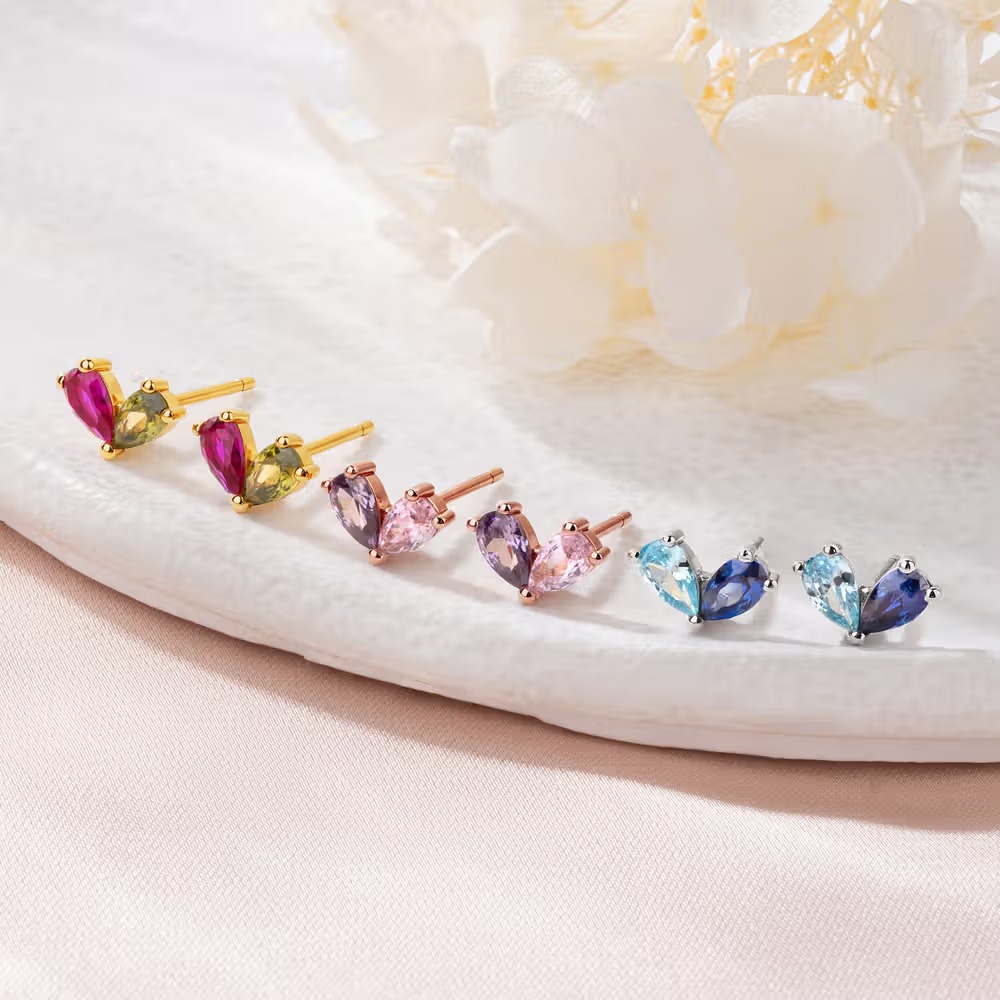 Boucles d’oreilles cœur symétrique en argent sterling : le bijou minimaliste aux pierres de naissance