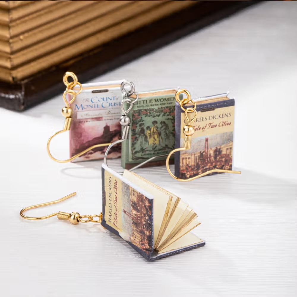 Boucles d’oreilles miniatures personnalisées livre : le cadeau rêvé pour les amoureux de la lecture