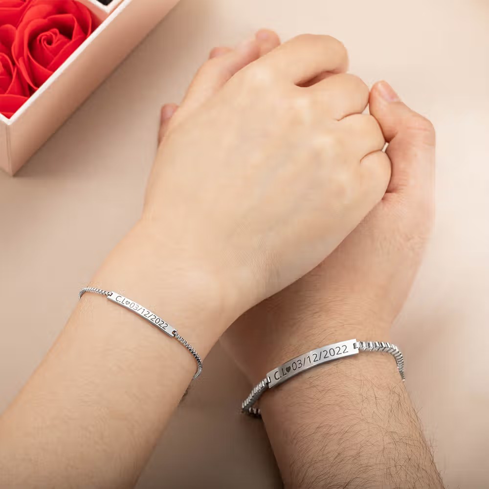 Bracelets de couple et d’amitié personnalisés : le bijou gravé aux liens éternels