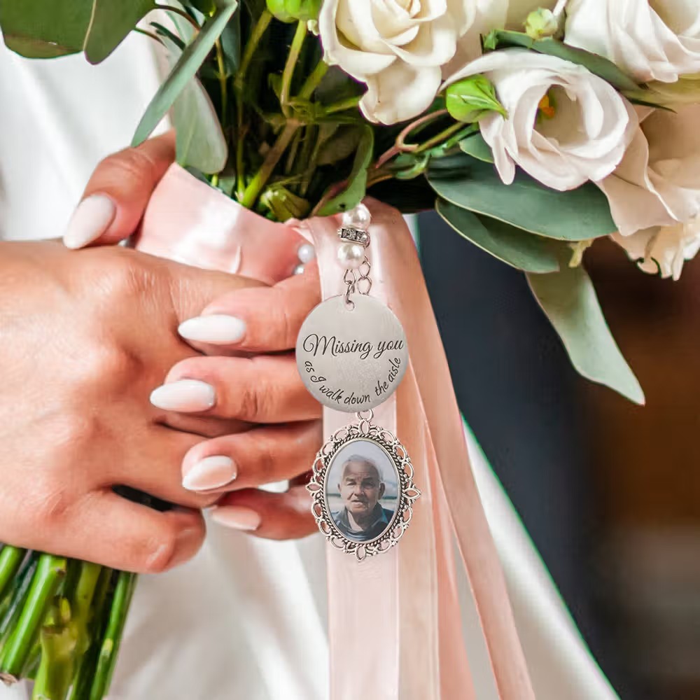 Médaillon bouquet de mariée personnalisé : l’hommage parfait pour votre grand jour