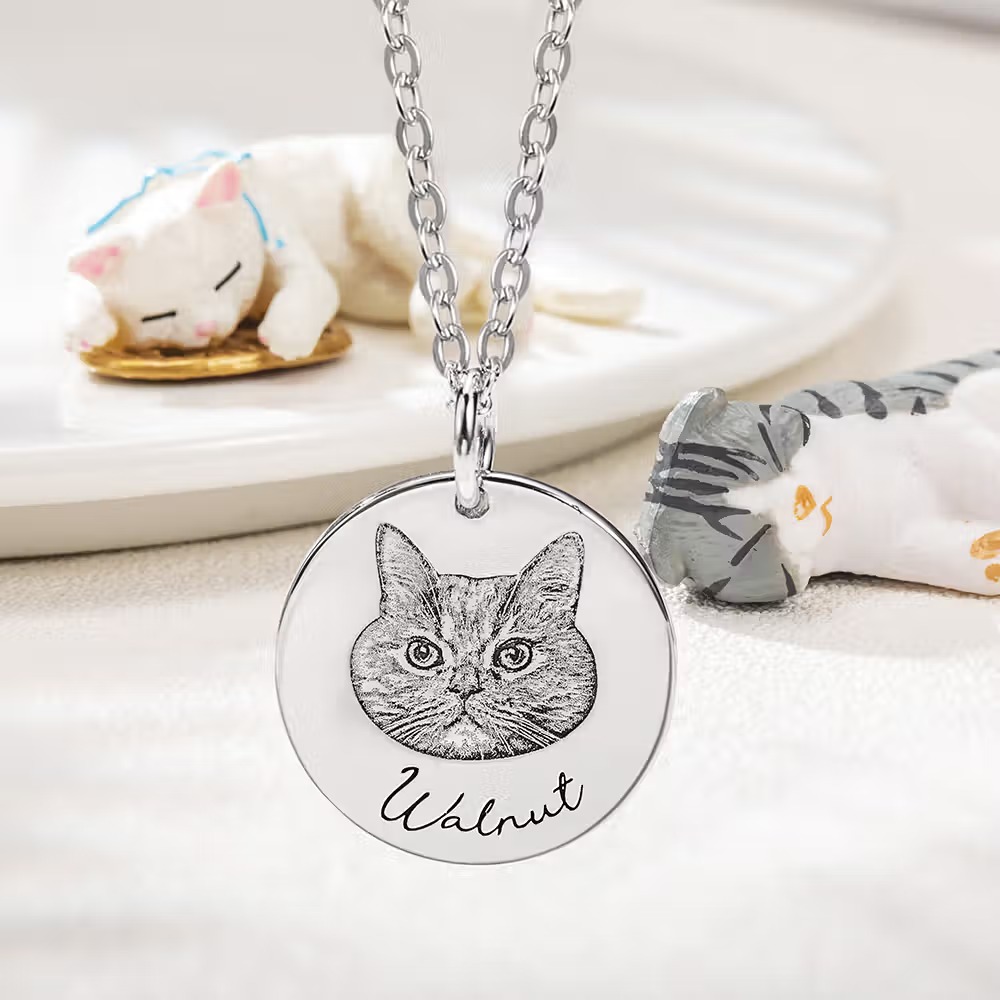 Un collier personnalisé avec portrait de chien ou de chat pour garder son compagnon près de soi