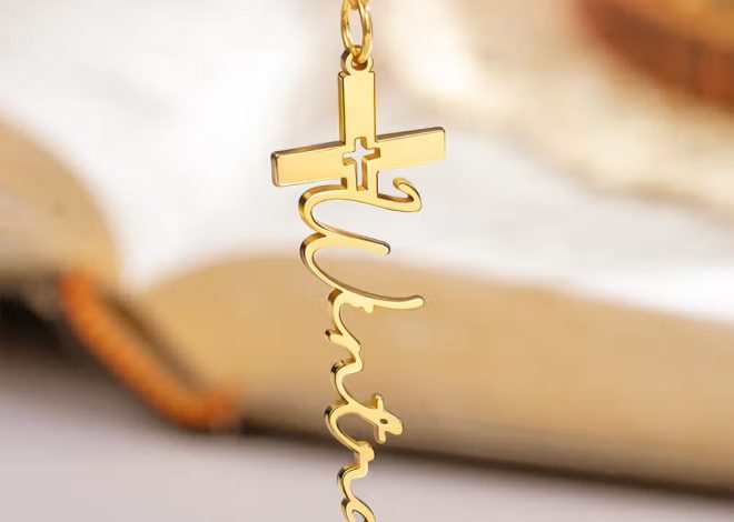 Quel collier offrir pour un baptême ? Une croix personnalisée avec prénom pleine de sens