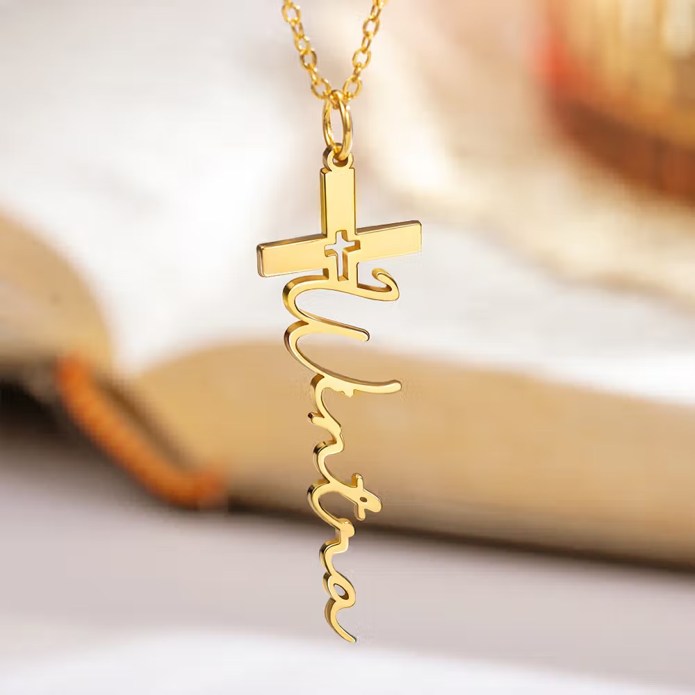 Quel collier offrir pour un baptême ? Une croix personnalisée avec prénom pleine de sens