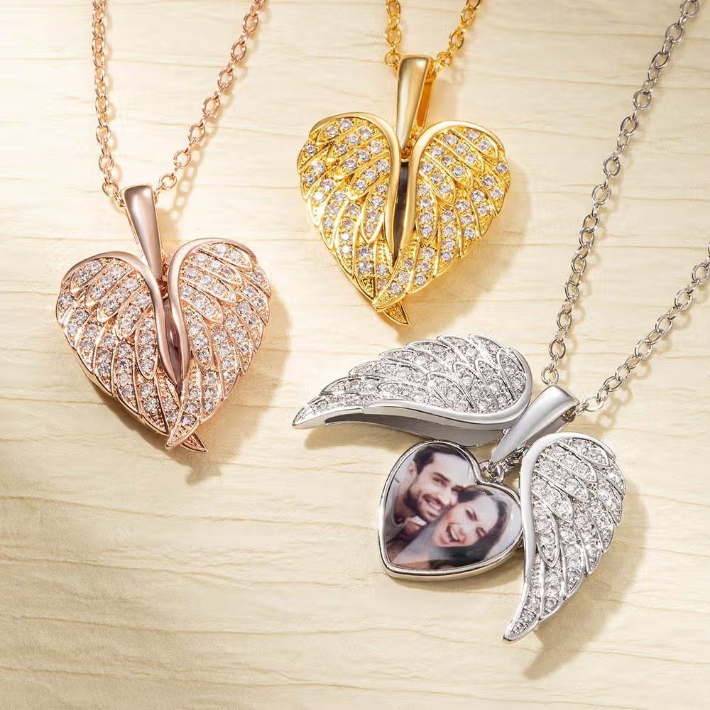 Collier personnalisé avec photo : et si votre plus beau souvenir se cachait derrière des ailes d’ange ?