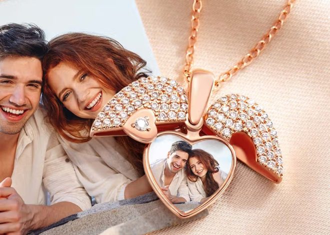 Collier médaillon photo personnalisé : le bijou romantique aux ailes protectrices