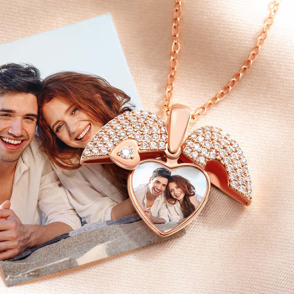 Collier médaillon photo personnalisé : le bijou romantique aux ailes protectrices