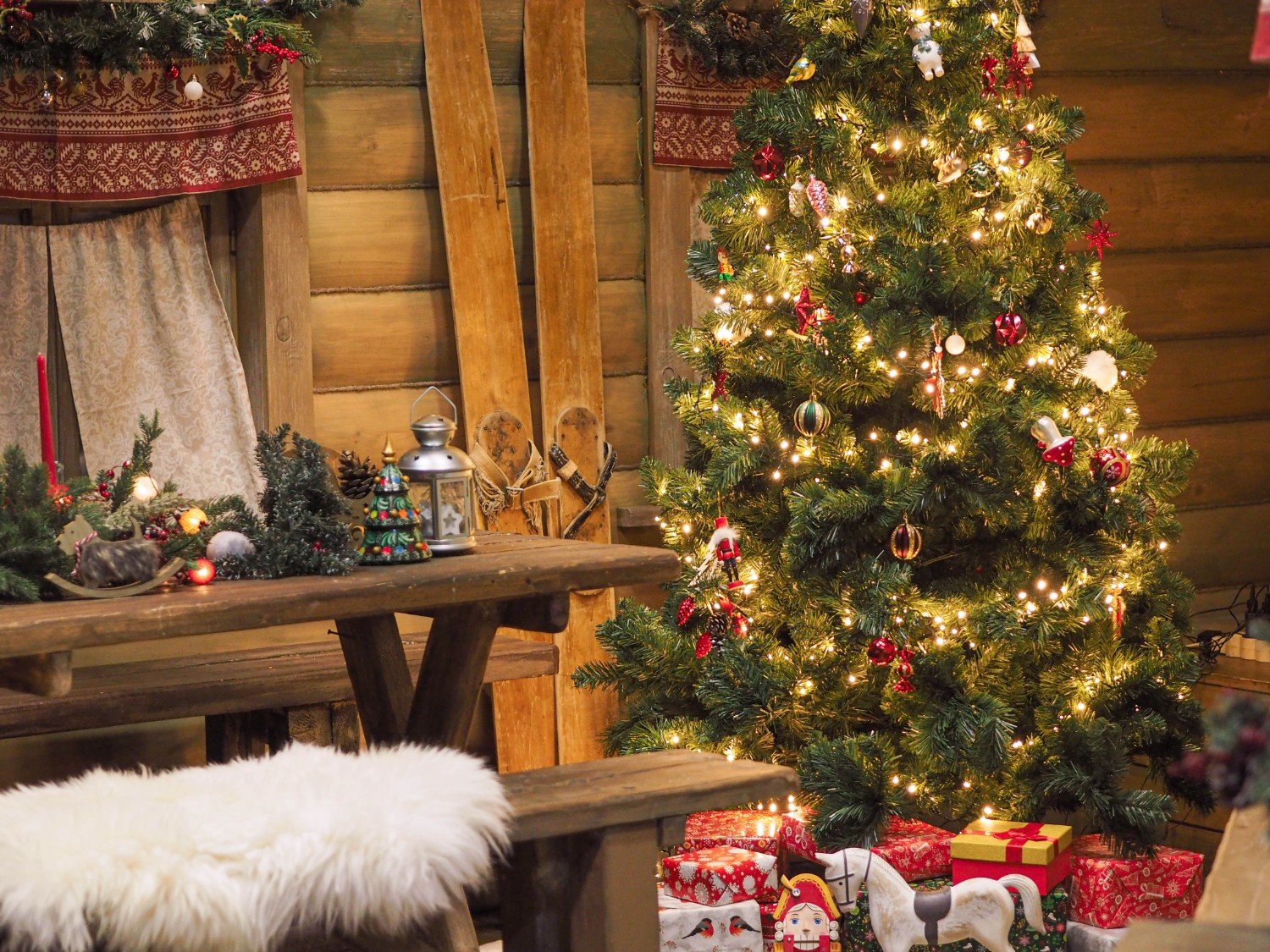 Guide Déco Sapin de Noël : Comment sublimer votre arbre avec des ornements personnalisés ?