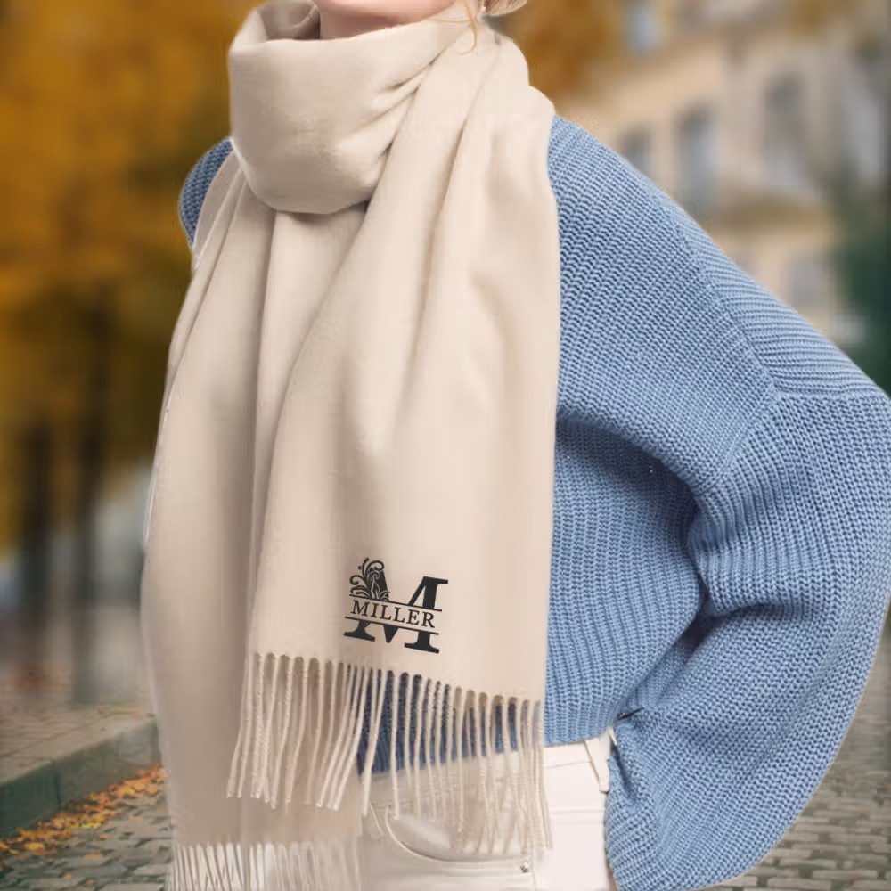 L’accessoire incontournable de l’hiver : l’écharpe en faux cachemire brodée à votre nom