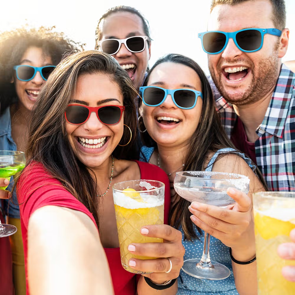 Pourquoi les lunettes de soleil personnalisées sont-elles l’accessoire indispensable de votre soirée ?