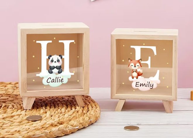 Apprendre à épargner en s’amusant : la tirelire en bois personnalisée pour enfant
