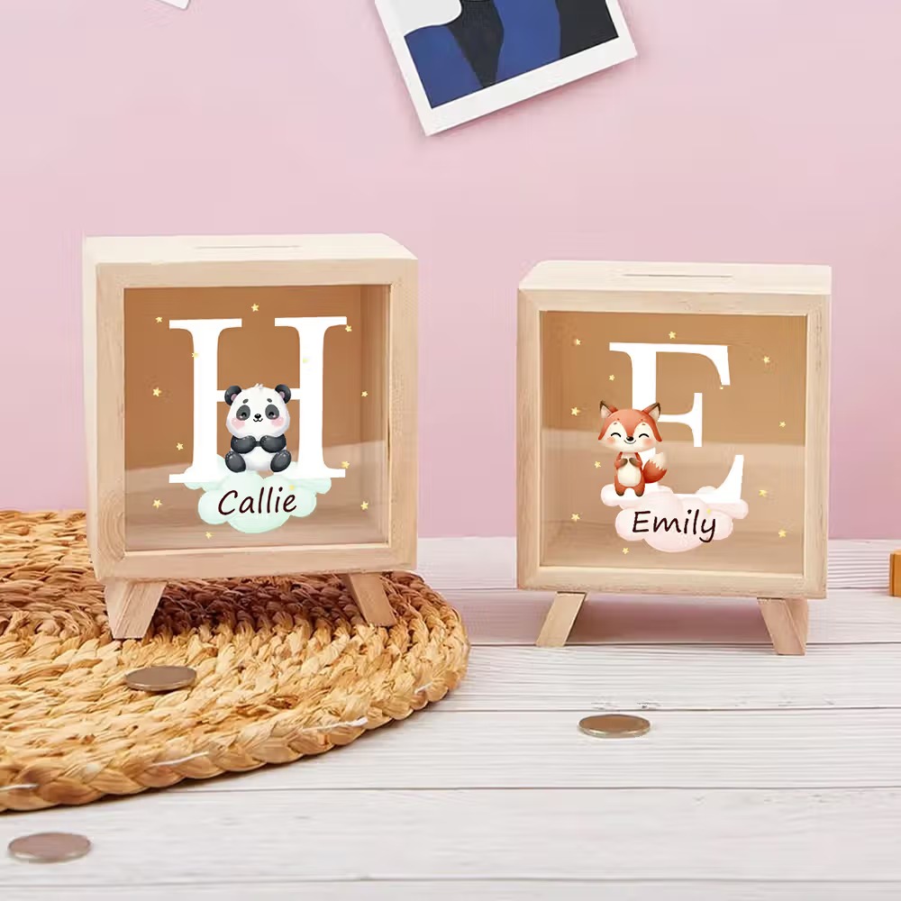 Apprendre à épargner en s’amusant : la tirelire en bois personnalisée pour enfant