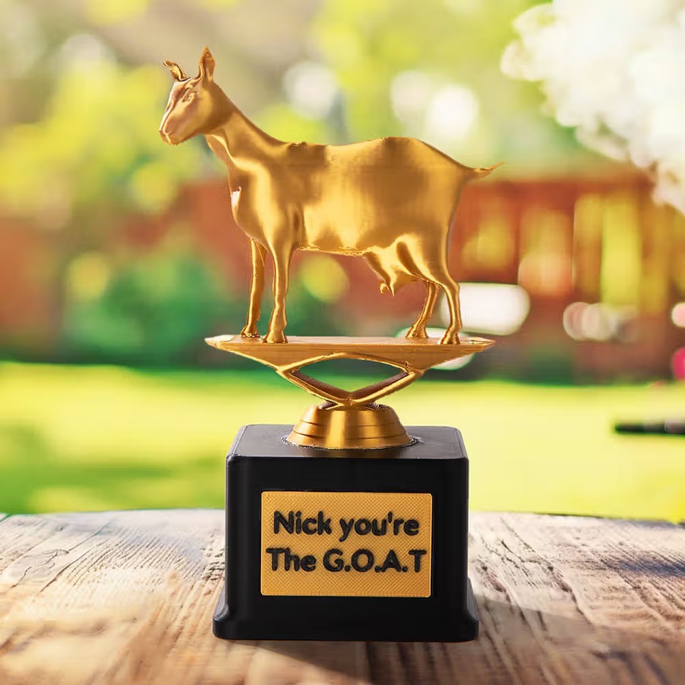 Trophée Chèvre “G.O.A.T” Personnalisé : le cadeau de bureau drôle et symbolique pour célébrer les meilleurs
