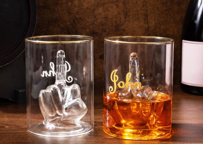 Cadeau original et drôle : le verre à whisky personnalisé “doigt d’honneur”
