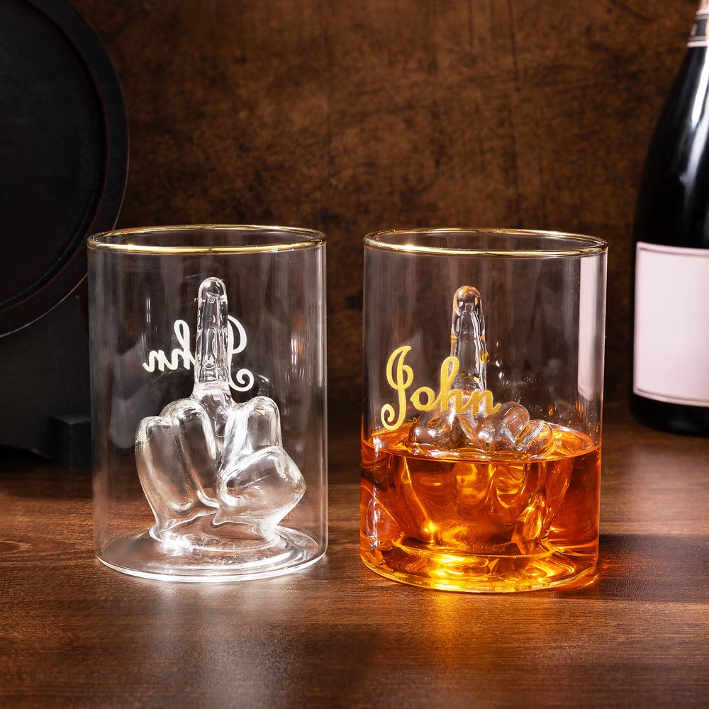 Cadeau original et drôle : le verre à whisky personnalisé “doigt d’honneur”