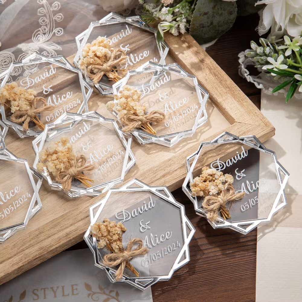 Quel cadeau offrir aux invités d’un mariage ? Un aimant personnalisé avec fleurs séchées