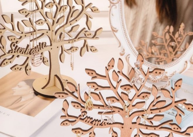 Porte-Bijoux Arbre en Bois Personnalisé : Le Cadeau de Noël Magique pour Elle