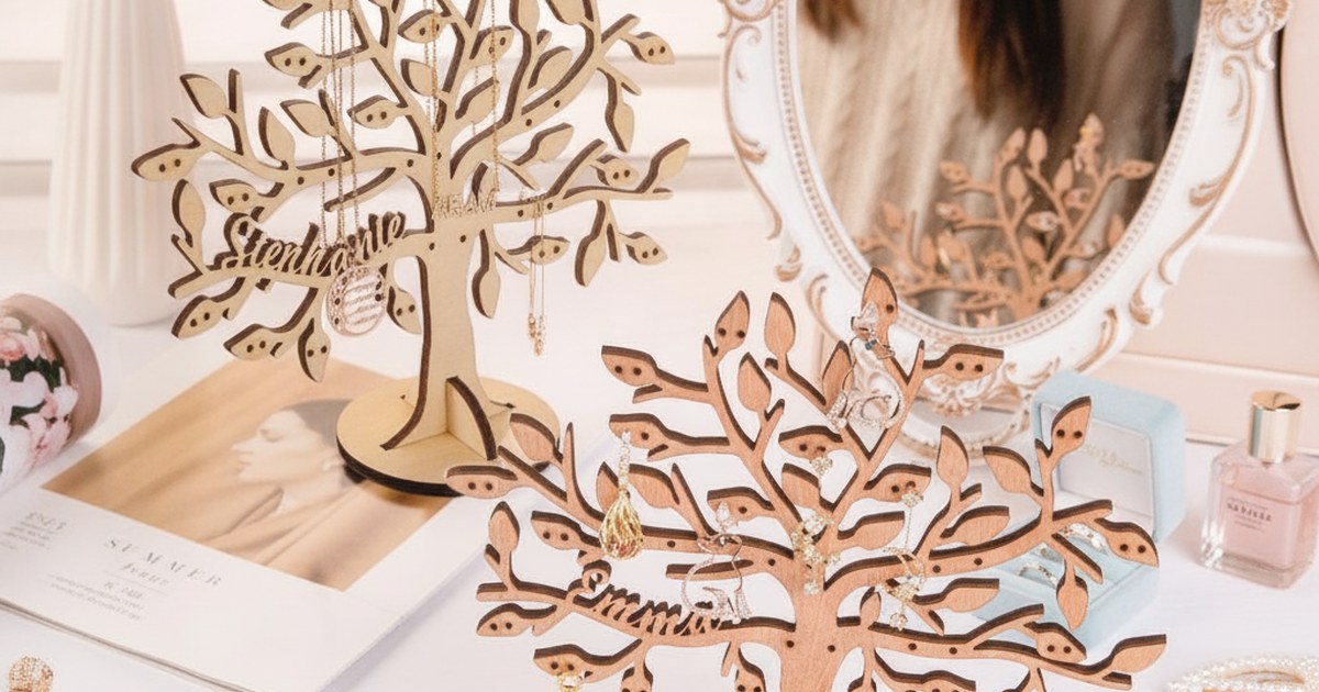 Porte-Bijoux Arbre en Bois Personnalisé : Le Cadeau de Noël Magique pour Elle