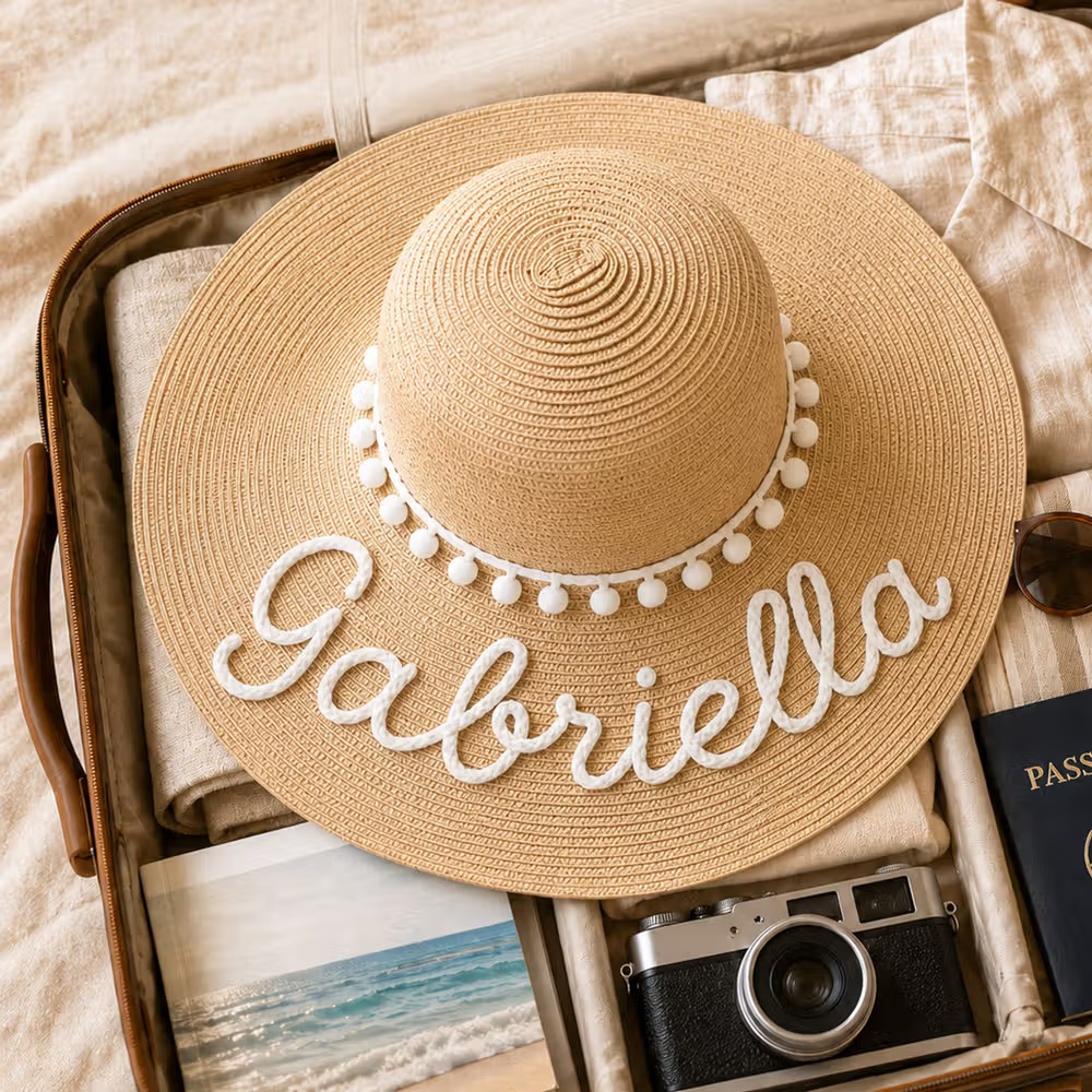 Chapeau de Soleil en Paille avec Perles et Prénom : L’Accessoire Chic de l’Été