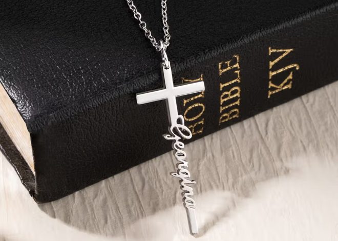 Collier Croix Personnalisé avec Prénom : Le Bijou Religieux Porteur de Foi