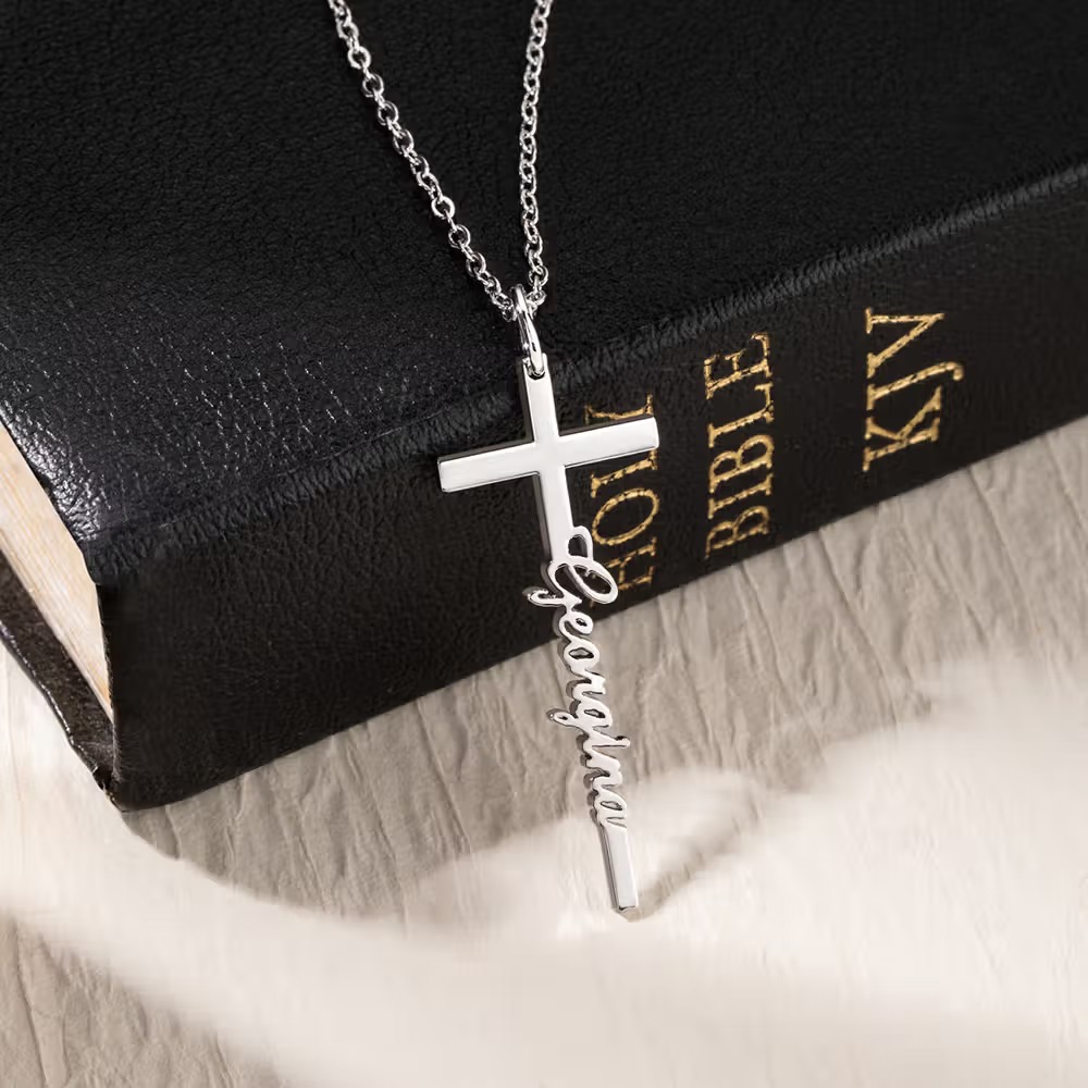 Collier Croix Personnalisé avec Prénom : Le Bijou Religieux Porteur de Foi
