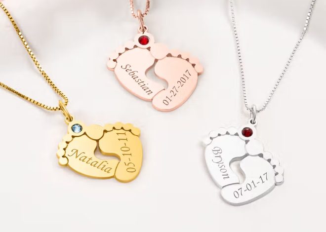 Collier Pieds de Bébé Personnalisé avec Pierre de Naissance : Le Cadeau Maternité Parfait