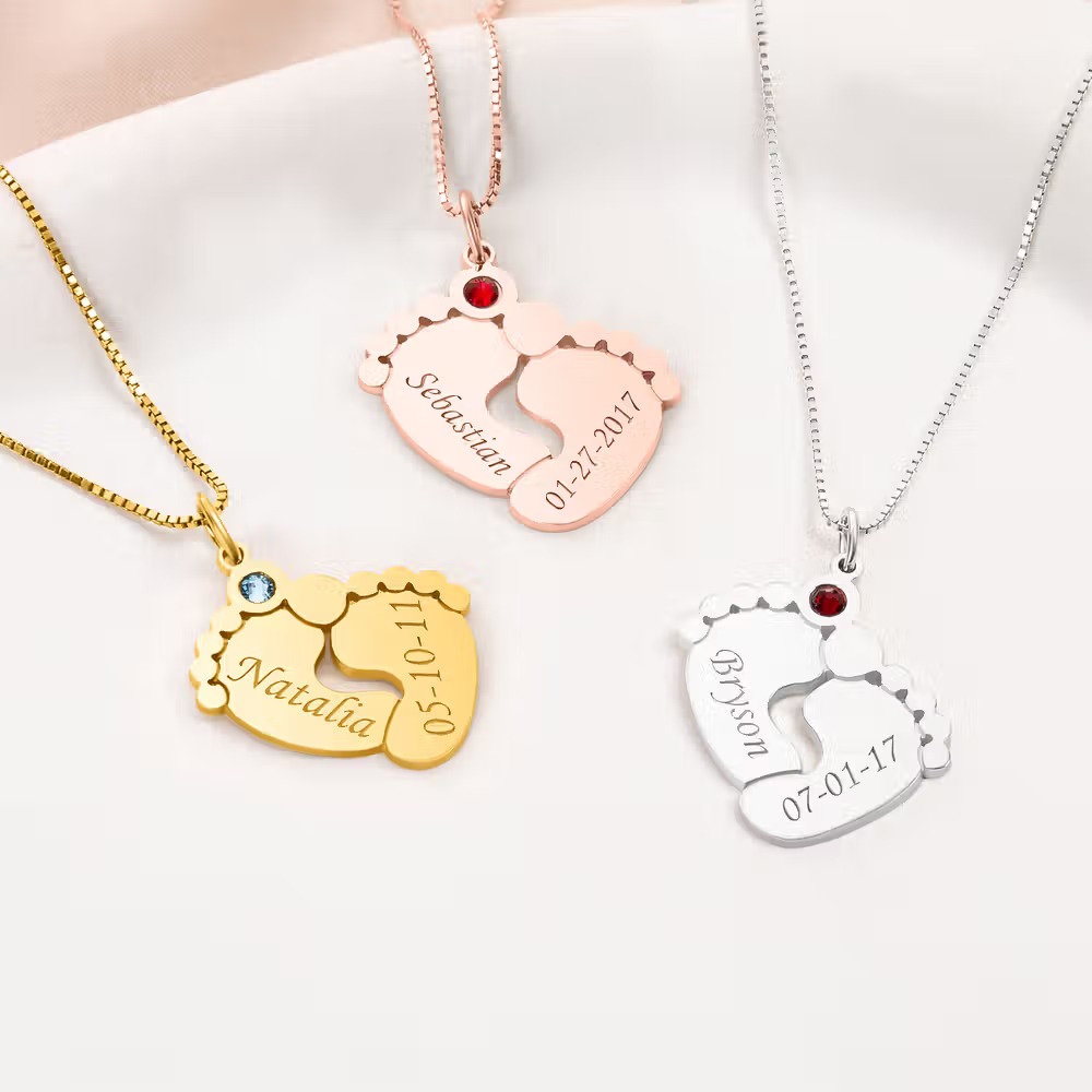 Collier Pieds de Bébé Personnalisé avec Pierre de Naissance : Le Cadeau Maternité Parfait