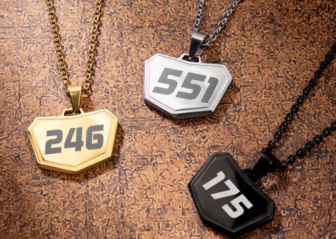 Quel cadeau offrir à un passionné de motocross ? Un collier personnalisé avec son numéro fétiche