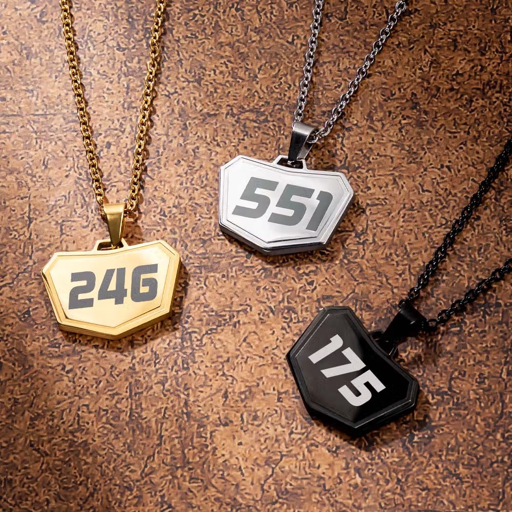 Quel cadeau offrir à un passionné de motocross ? Un collier personnalisé avec son numéro fétiche