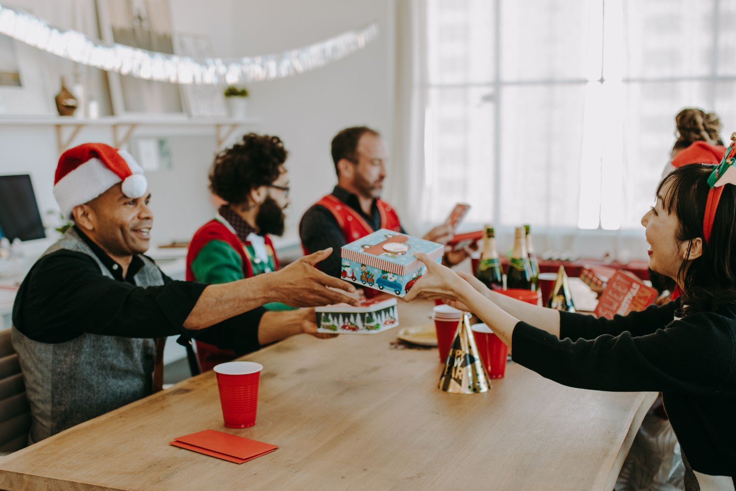 Comment organiser un Secret Santa parfait au bureau ou en famille ?