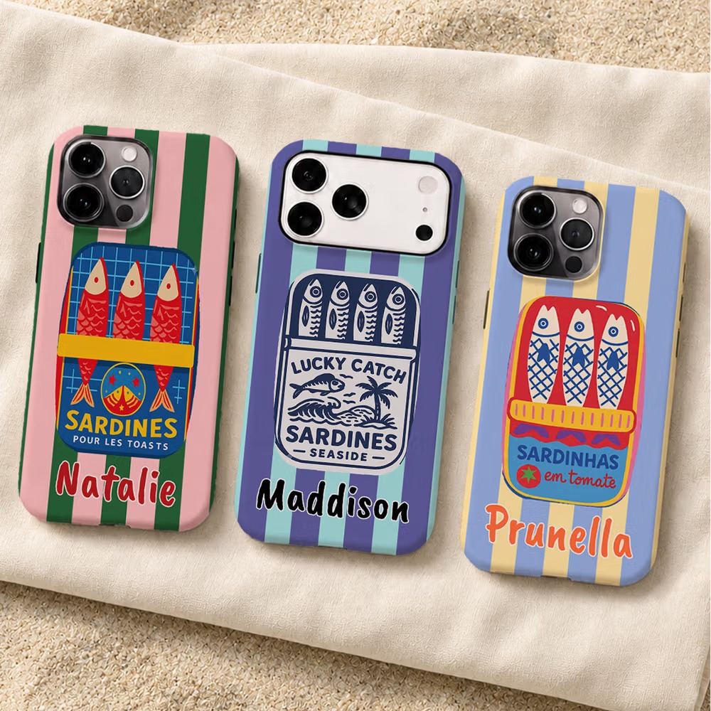 Coque de téléphone vintage personnalisée “Boîte de Sardines” : l’accessoire estival incontournable